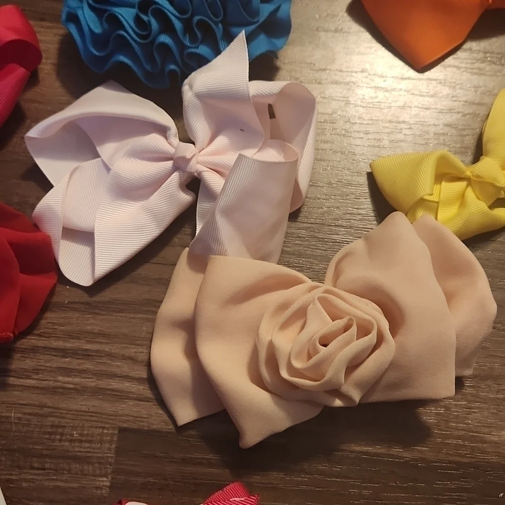 HAIRBOWS 22 Little Girls' Clip Hairbows. Several Have Ouchless Covered Clip.